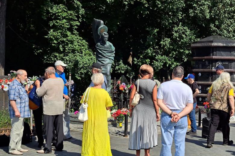 Поклонники Владимира Высоцкого у его памятника на Ваганьковском кладбище в Москве